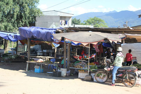 Một góc chợ trung tâm xã Cư Đrăm (huyện Krông Bông).