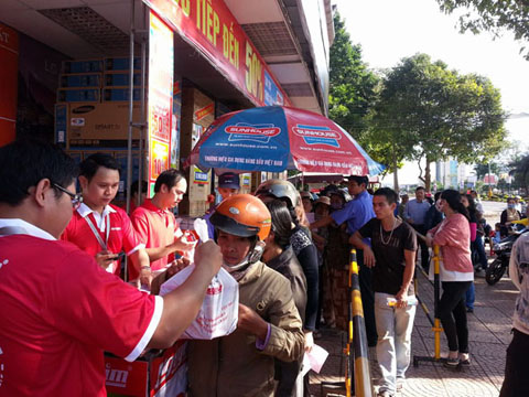Khách mua hàng khuyến mãi tại Nguyễn Kim Buôn Ma Thuột.