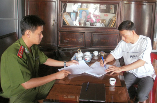 Ngô Văn Chiến (trên) và Trần Đình Sự ký vào lệnh bắt tạm giam