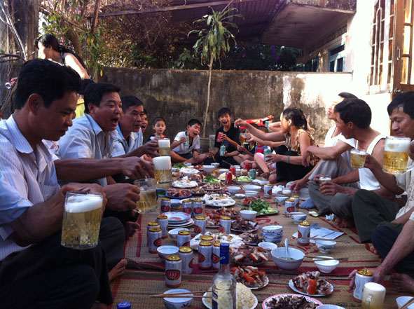 Buổi tiệc “tất niên xóm” diễn ra ấm áp tại xóm cũ, thuộc tổ dân phố 6, khối 8,  phường Tân Tiến (TP. Buôn Ma Thuột).