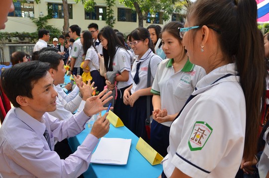 Ban tư vấn trả lời thắc mắc của học sinh trong chương trình Đưa trường học đến thí sinh 2015 do Báo Người Lao Động tổ chức Ảnh: TẤN THẠNH