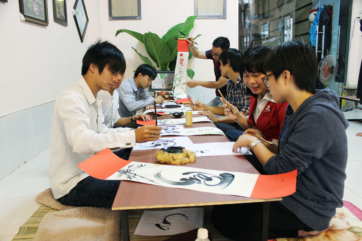 Một buổi sinh hoạt của các bạn trẻ trong Câu lạc bộ thư pháp trẻ Dak Lak.