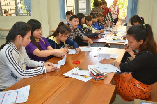 Thí sinh nộp hồ sơ xét tuyển nguyện vọng bổ sung vào Trường ĐH Sài Gòn năm 2014 Ảnh: TẤN THẠNH