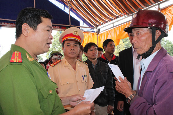 Đại diện Ban An toàn giao thông huyện Krông Pak chia buồn và trao tiền hỗ trợ cho thân nhân gia đình anh Vũ, Chị Hạnh.