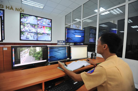 Lực lượng CSGT Hà Nội triển khai các camera theo dõi những vi phạm về an toàn giao thông để phạt “nguội” Ảnh: NGUYỄN QUYẾT