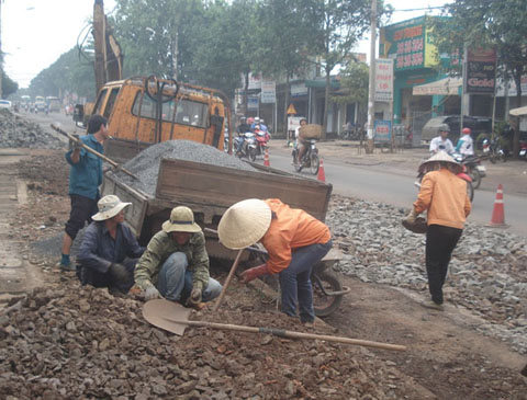 Công nhân Công ty TNHH Một thành viên Quản lý và Sửa chữa đường bộ Dak Lak đang thi công sửa chữa tuyến đường Lê Duẩn (TP. Buôn Ma Thuột)