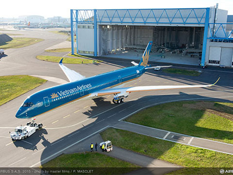 Chiếc máy bay A350 XWB đầu tiên của Vietnam Airlines vừa rời xưởng sơn của Airbus ở Pháp