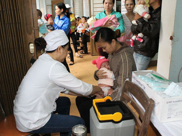 Tiêm vắc xin 5 trong 1 Quivaxem cho trẻ tại Trạm y tế phường  Tự An (TP. Buôn Ma Thuột).            