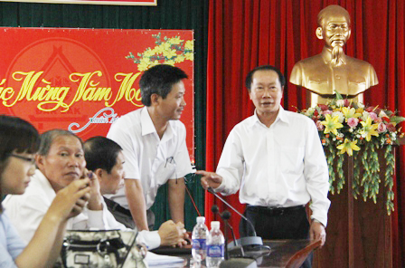 Phó Chủ tịch UBND tỉnh Trần Hiếu trao đổi bên lề Hội nghị với lãnh đạo Sở Công thương