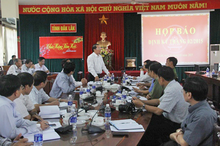 Phó Chủ tịch UBND tỉnh Trần Hiếu phát biểu kết luận buổi họp báo định kỳ