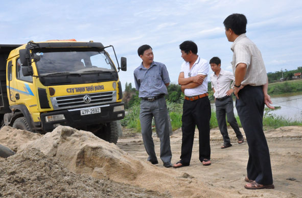 Cơ quan chức năng  kiểm tra  một DN  khai thác cát trên địa bàn huyện  Krông Ana.