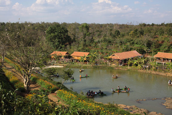 Du khách tham gia bơi thuyền thúng tại Hồ Đá, Khu du lịch sinh thái văn hóa cộng đồng Ko Tam.