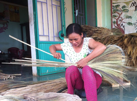  Một  hộ dân tại  thị trấn Buôn Trấp (Krông Ana) phát triển kinh tế gia đình bằng nghề làm  chổi đót. 