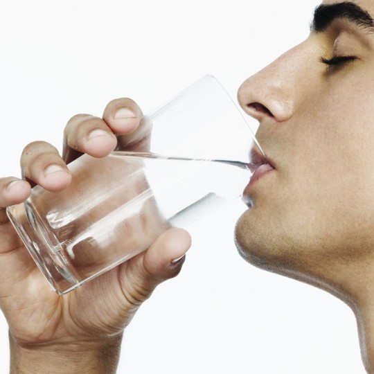 Uống nước lọc trong ly thủy tinh tốt hơn nước đóng chai