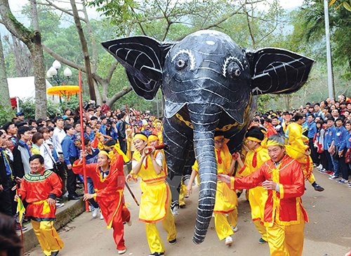 Những người tham gia lễ hội đừng làm mất đi nét đẹp văn hóa của người Việt
