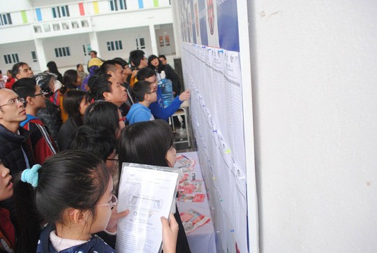 Chen nhau nộp hồ sơ vào một trường THCS tại Hà Nội năm 2014  Ảnh: LÊ THANH
