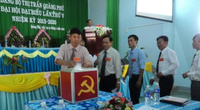 Các đại biểu bỏ phiếu bầu Ban Chấp hành Đảng bộ thị trấn khóa mới tại Đại hội.