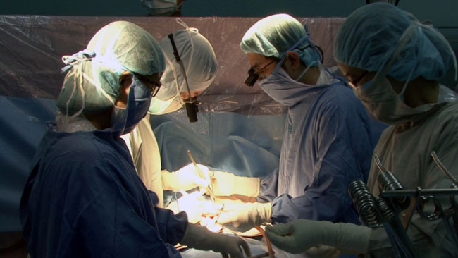 Ê kíp phẫu thuật khoa Phẫu thuật Tim Mạch đang thực hiện ca mổ đầu tiên trong chương trình 