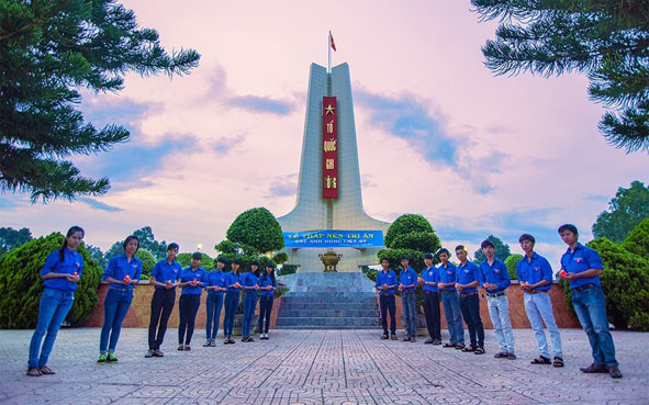Tuổi trẻ Krông Pak thắp nến tri ân tại Nghĩa trang liệt sĩ huyện.