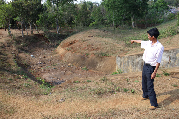Một công trình thủy lợi đã cạn khô tại xã Ea Hồ (huyện Krông Năng).