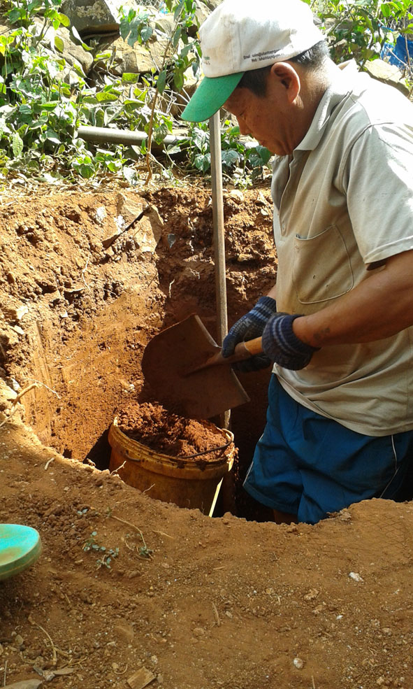 Người thợ đang đào giếng thuê cho một hộ dân trên đường Nguyễn Thiếp, TP. Buôn Ma Thuột.