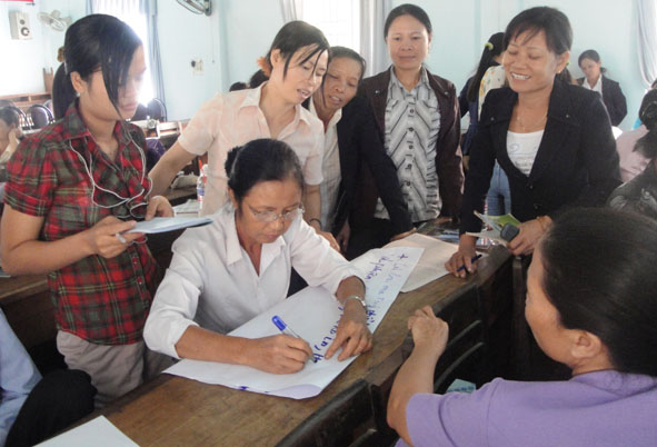 Các hội viên Hội Phụ nữ huyện M’Drak đang thảo luận chuẩn bị  thuyết trình trong buổi tập huấn tìm hiểu kiến thức phòng chống ma túy.