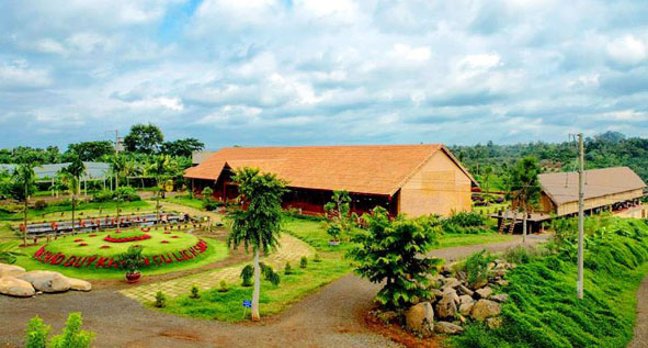 Khu Du lịch sinh thái cộng đồng Ko Tam, một trong những dự án đầu tư về du lịch của Dak Lak, giai đoạn 2010 - 2014, đã trở thành  điểm đến thu hút nhiều du khách trong và ngoài tỉnh.  