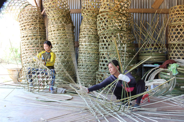 Thợ thủ công đan bội tại gia đình chị Nhật (tổ dân phố 7, thị trấn Krông Kmar).