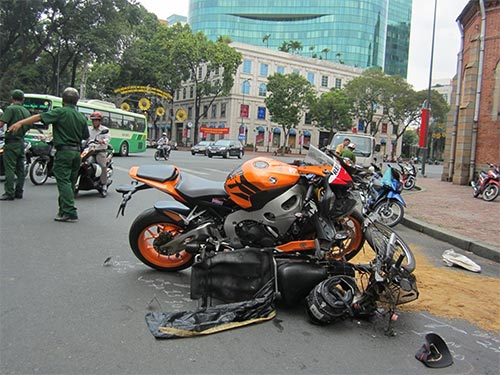 Một vụ tai nạn giao thông giữa mô tô phân khối lớn và xe máy xảy ra ở quận 1, TP HCM làm 2 người bị thương vào sáng 7-5 Ảnh: GIA MINH