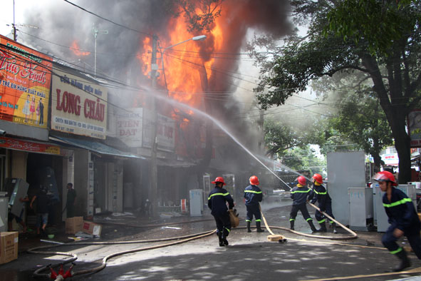 Vụ cháy trên đường Y Jut (TP. Buôn Ma Thuột)  vào cuối tháng 7-2014 gây thiệt hại hơn 12 tỷ đồng.