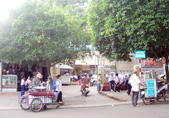 Trước cổng Trường Tiểu học Phan Chu Trinh (đường Lý Thường Kiệt, TP. Buôn Ma Thuột), nhiều hàng rong lấn chiếm lòng đường để buôn bán.