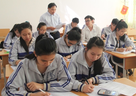Giờ ôn tập môn Hóa học của học sinh lớp 12 Trường THPT chuyên Nguyễn Du (Dak Lak). Ảnh minh họa