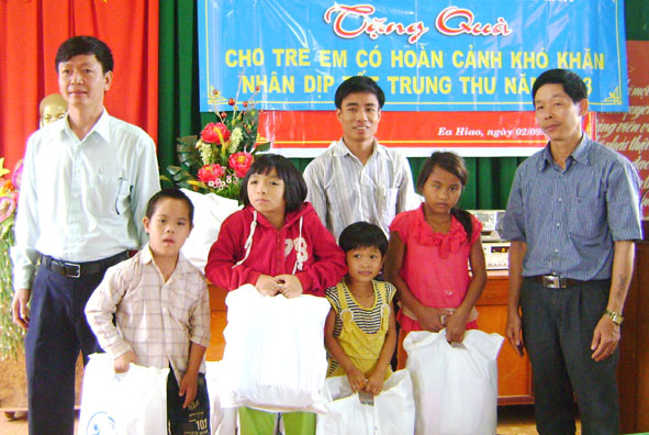 Lãnh đạo Sở LĐTBXH cùng  chính quyền  địa phương tặng quà cho trẻ em có  hoàn cảnh đặc biệt khó khăn xã Ea Hiao (huyện  Ea H'leo).