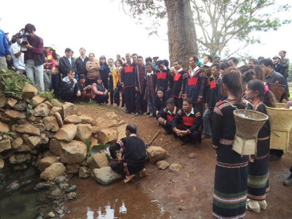 Cộng đồng người Êđê ở buôn Đung, xã Ea Nhuôl, Buôn Đôn  tham gia nghi lễ cúng bến nước.