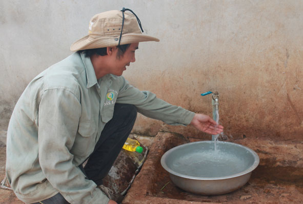 Anh Lê Văn Sơn, quản lý công trình cấp nước xã Phú Xuân kiểm tra việc cấp nước cho người dân trên địa bàn.