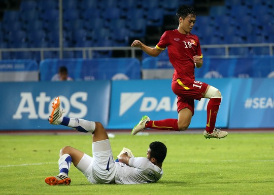 Tiền đạo Văn Toàn nỗ lực vượt qua thủ môn Lào khi U23 Việt Nam chơi thiếu mạch lạc trong hiệp 1 Ảnh: Quang Liêm