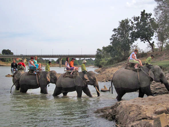 Du khách nước ngoài cưỡi voi vượt sông Sêrêpôk. 