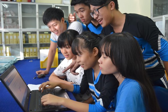 Học sinh Trường THPT Mạc Đĩnh Chi (TP HCM) tra cứu điểm thi THPT quốc gia chiều 22-7Ảnh: TẤN THẠNH