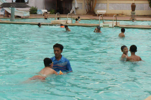 Để bảo đảm an toàn, các huấn luyện viên thường xuyên theo sát học viên khi xuống nước tập bơi.