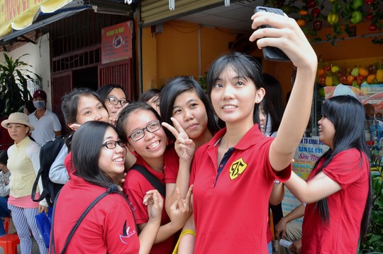 Thí sinh Trường THPT Trần Văn Giàu (TP HCM) vui mừng sau khi thi xong môn địa lý Ảnh: TẤN THẠNH