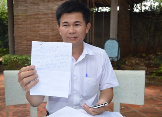 Ông Trần Minh Lợi với những bằng chứng tố cáo 2 cán bộ công an nhận hối lộ