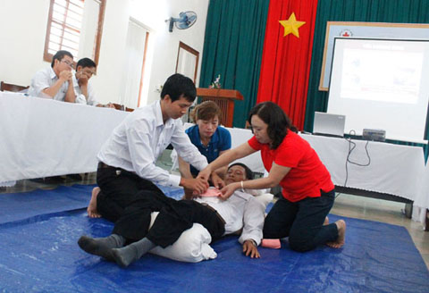 Cán bộ Hội Chữ thập đỏ tỉnh hướng dẫn học viên cách sơ cứu vết thương ở phần bụng người bị nạn.