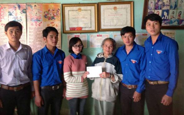 ĐVTN huyện Krông Ana thăm hỏi và tặng quà các gia đình chính sách ở thị trấn Buôn Trấp.