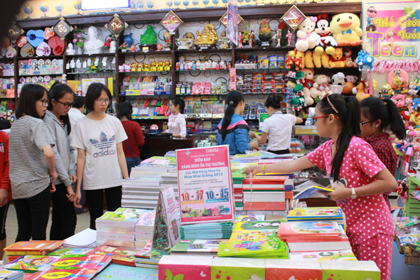 Phụ huynh, học sinh chọn mua vở, dụng cụ học tập  tại Nhà sách Fahasa Buôn Ma Thuột.