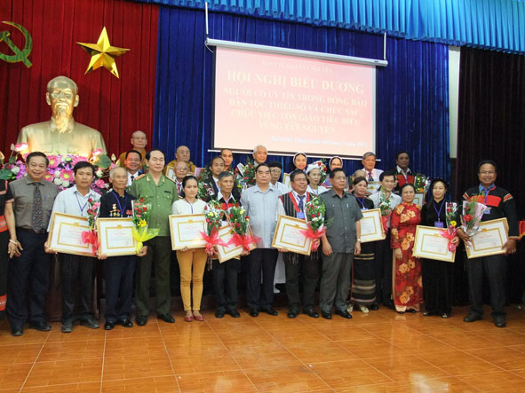 Những người có uy tín tiêu biểu trong đồng bào dân tộc thiểu số ở Đắk Lắk được Ban Chỉ đạo Tây Nguyên khen thưởng. Ảnh: Trọng Tính
