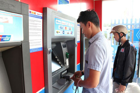 Khách hàng rút tiền qua ATM khá phổ biến Ảnh: HOÀNG TRIỀU