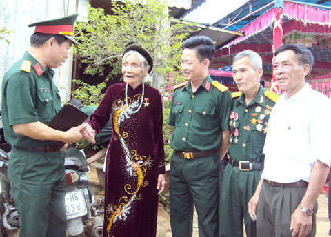 Thủ trưởng Ban Chỉ huy Quân sự thành phố thăm hỏi Mẹ Việt Nam Anh hùng Nguyễn Thị Sen.