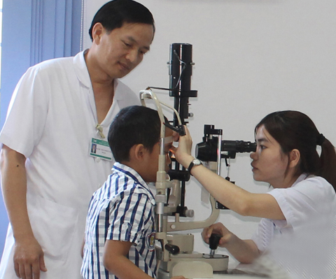 Khám bệnh lý về mắt cho học sinh tại Bệnh viện Mắt Tây Nguyên (Ảnh minh họa)