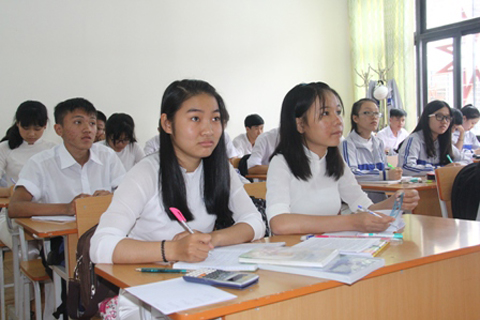 Học sinh Trường THPT Chuyên Nguyễn Du háo hức đón năm học mới 2015-2016