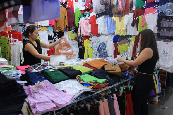 Khách hàng  mua hàng may mặc tại Chợ trung tâm Buôn Ma Thuột.